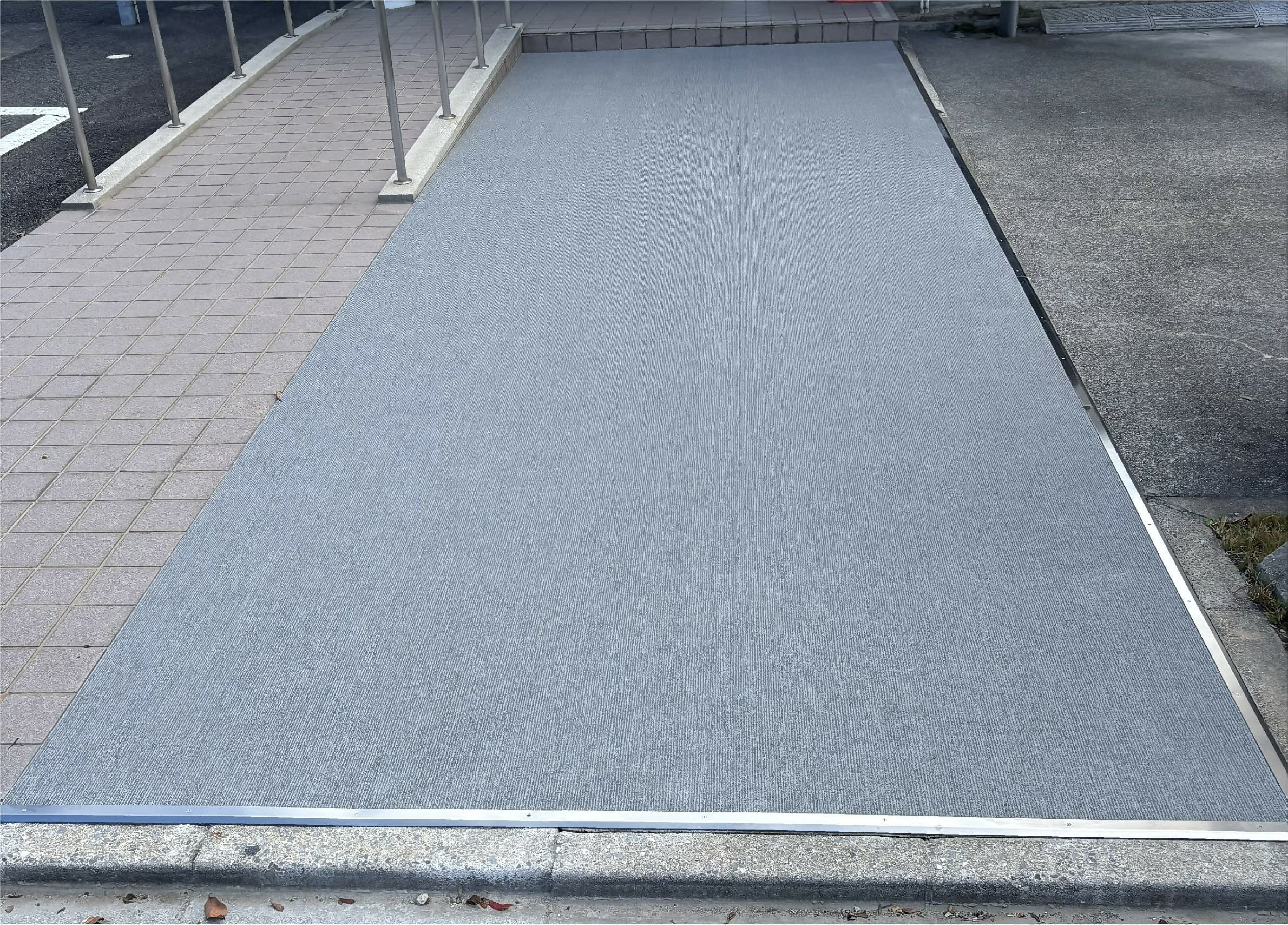 病院の屋根カバー工法とスロープ補修②