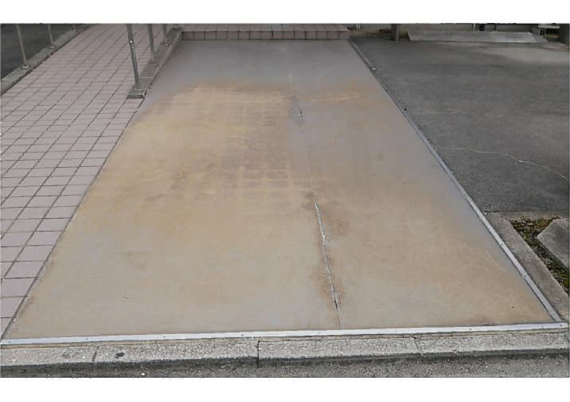 病院の屋根カバー工法とスロープ補修②