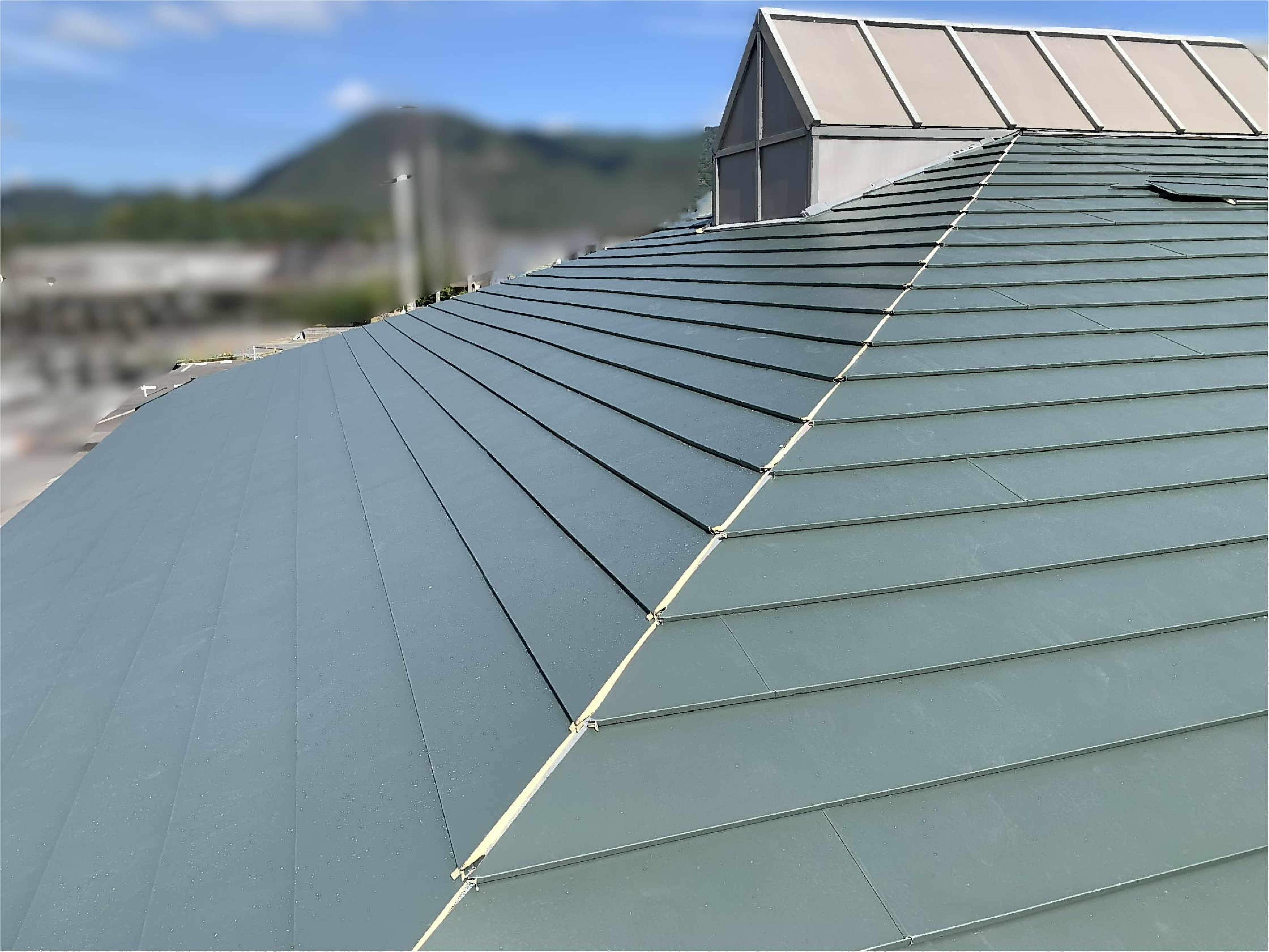 病院の屋根カバー工法とスロープ補修①